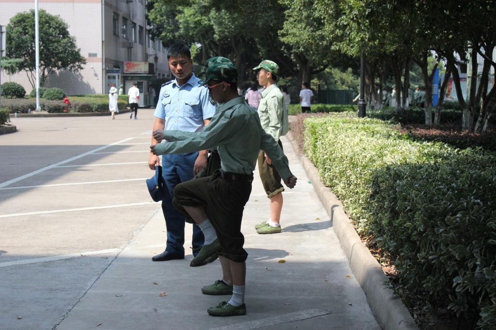 齐步摆臂练习——记汽车服务系新生军训第四天 浙江交通技师学院